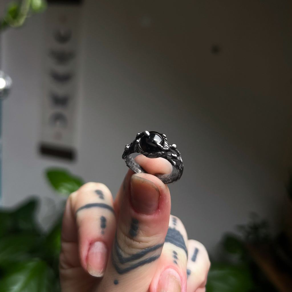 Ring with morion
