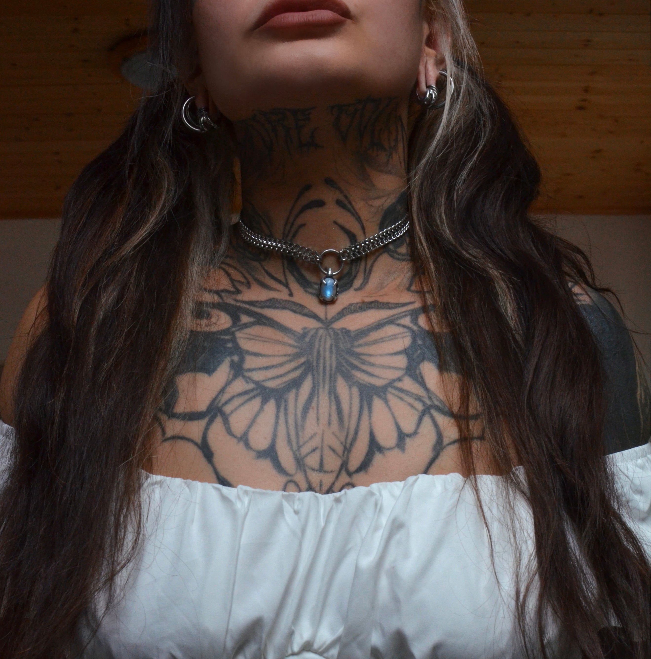 Choker with oval moonstone