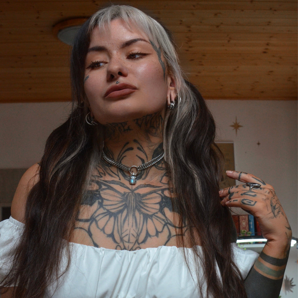 Choker with oval moonstone