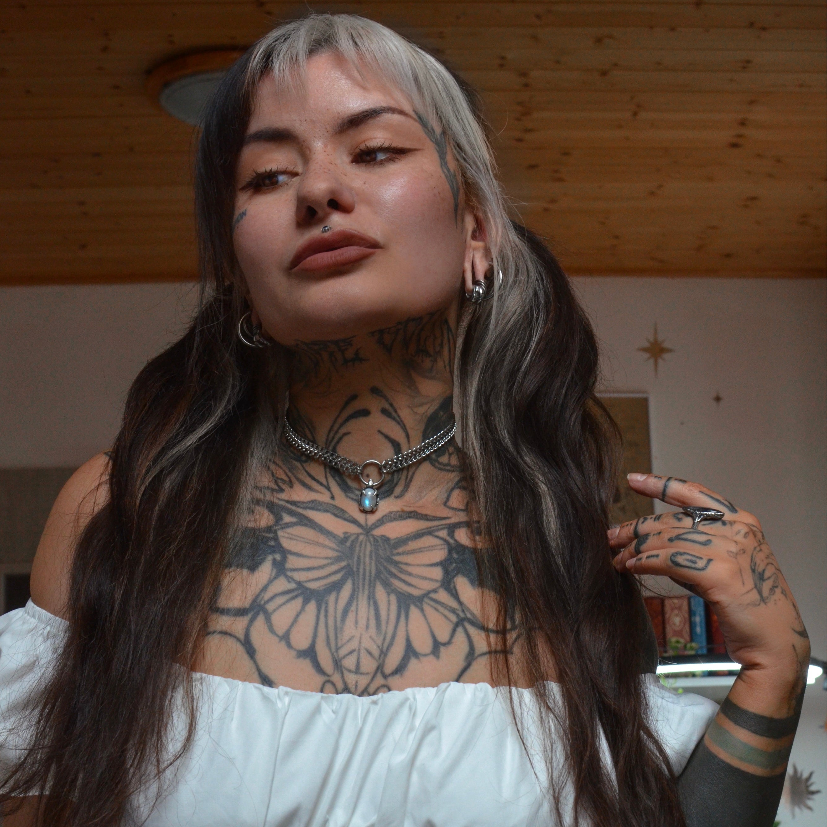 Choker with oval moonstone