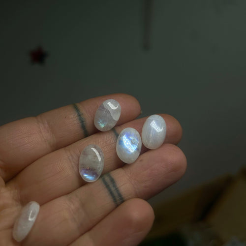 Choker with oval moonstone