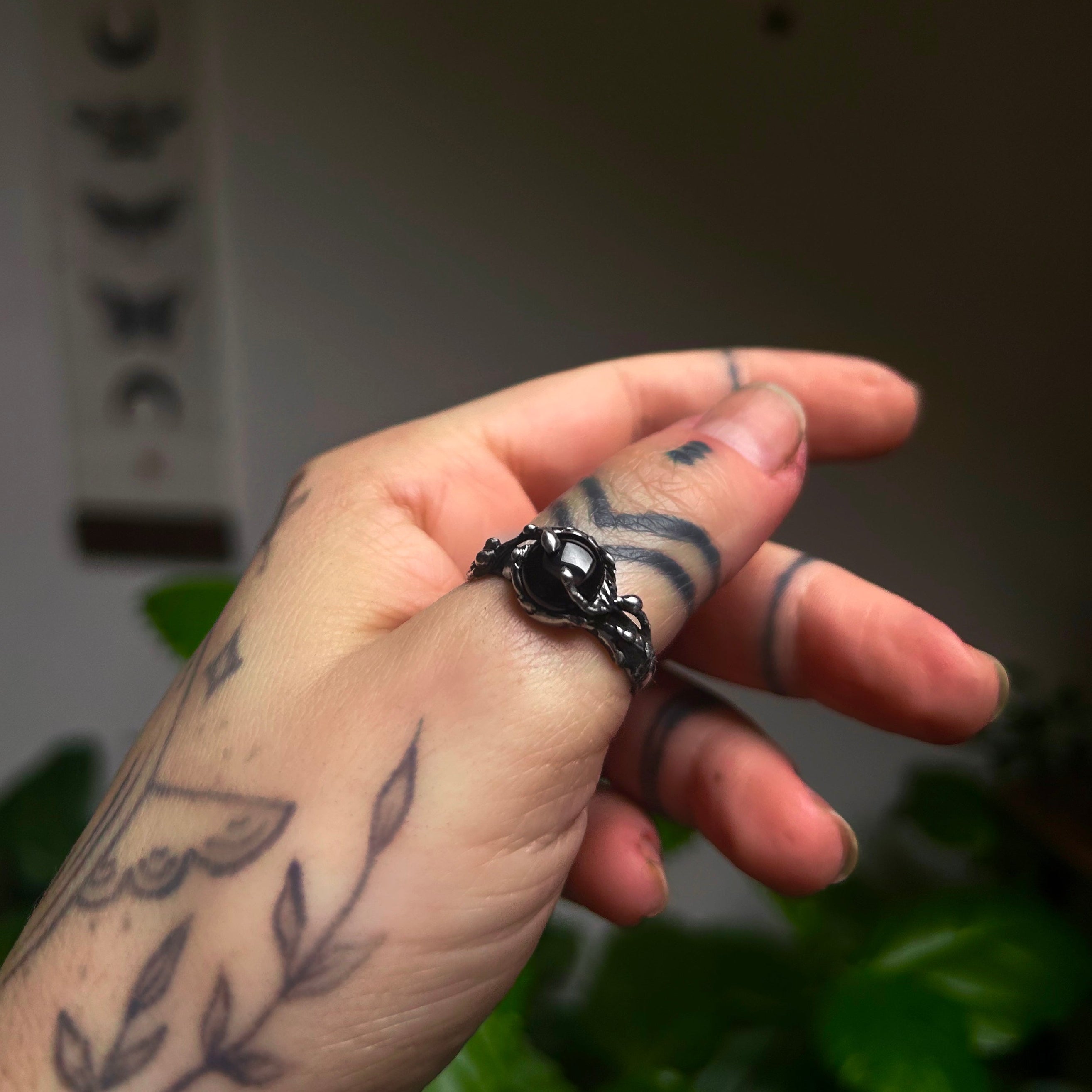 Ring with morion