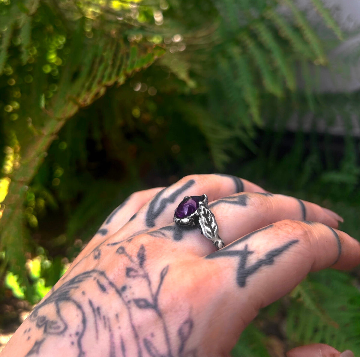 Leafy amethyst ring