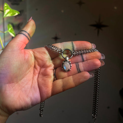 Choker with oval moonstone
